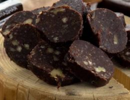 шоколадную колбасу из печенья со сгущенкой